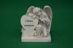 Keramický anjel na podstavci so srdcom s nápisom ,,S láskou spomíname"