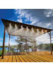 Fotografia dreven�ho alt�nku na drevenej terase pri vodnej ploche so spusten�m zahm�ova�om