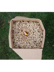 Poh�ad z hora do peletov�ho boxu so za��naj�cim oh�om.