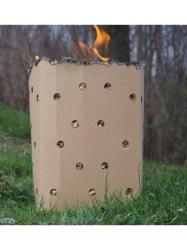 Poh�ad z boku na horiaci kart�nov� box s peletami.